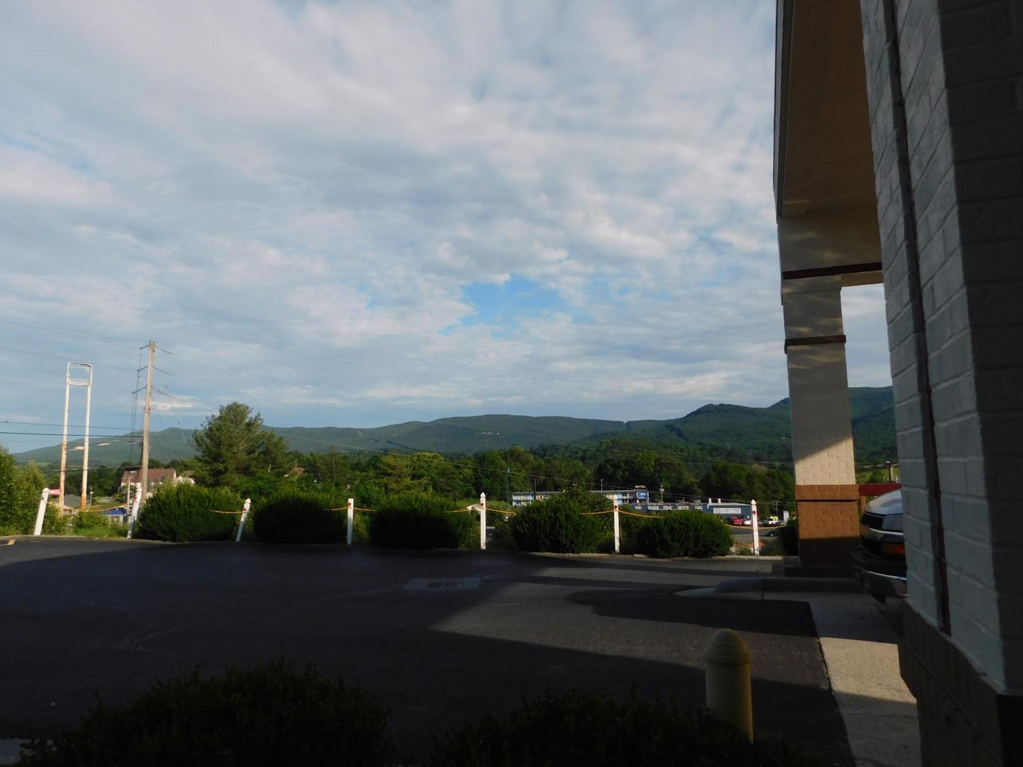 Red Roof Inn & Suites Wytheville Exterior photo